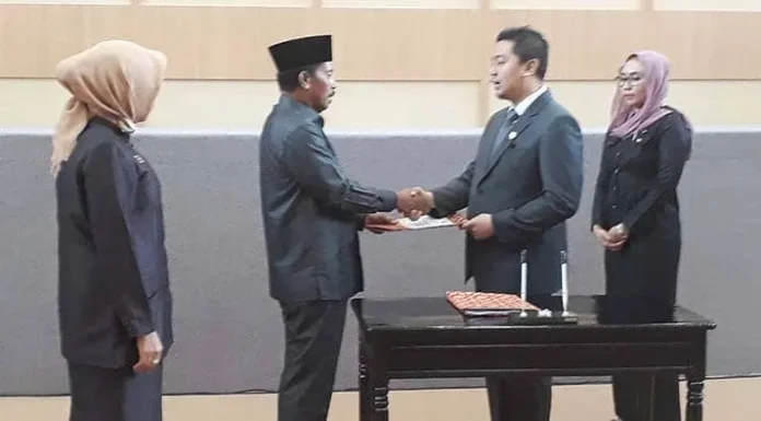 Delapan Fraksi Setuju APBD 2018 Kendari Ditetapkan, apbd kendari 2018