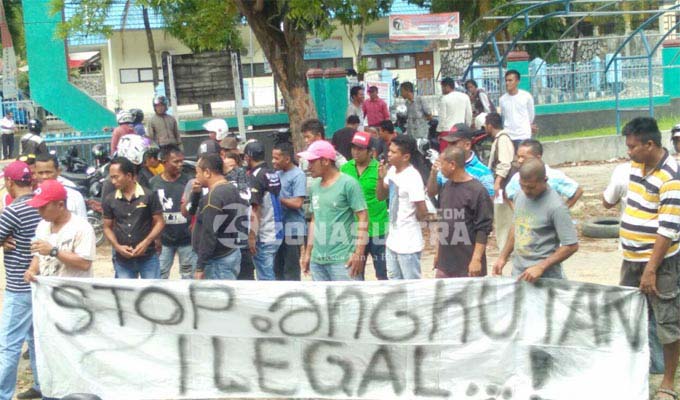 Angkutan Umum Berplat Hitam Marak di Muna, Sopir Angkot Demo di Kantor DPRD