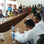 Angkutan Umum Berplat Hitam Marak di Muna, Sopir Angkot Demo di Kantor DPRD Angkutan Umum Berplat Hitam Marak di Muna, Sopir Angkot Demo di Kantor DPRD