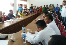 Angkutan Umum Berplat Hitam Marak di Muna, Sopir Angkot Demo di Kantor DPRD Angkutan Umum Berplat Hitam Marak di Muna, Sopir Angkot Demo di Kantor DPRD