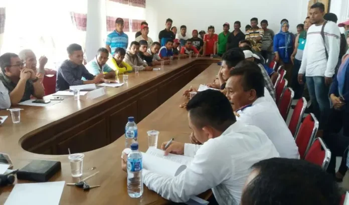 Angkutan Umum Berplat Hitam Marak di Muna, Sopir Angkot Demo di Kantor DPRD