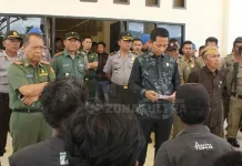 Desak Kadesnya Diganti, Warga Labengki Datangi Kantor DPRD Konut Desak Kadesnya Diganti, Warga Labengki Datangi Kantor DPRD Konut