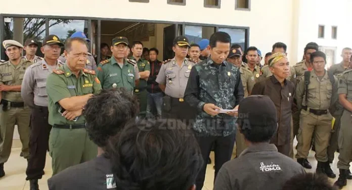 Desak Kadesnya Diganti, Warga Labengki Datangi Kantor DPRD Konut