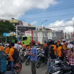 Mahasiswa Demo Tolak Peleburan Fakultas, Arus Lalu Lintas Sempat Tersendat Mahasiswa Demo Tolak Peleburan Fakultas, Arus Lalu Lintas Sempat Tersendat