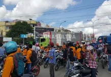 Mahasiswa Demo Tolak Peleburan Fakultas, Arus Lalu Lintas Sempat Tersendat Mahasiswa Demo Tolak Peleburan Fakultas, Arus Lalu Lintas Sempat Tersendat