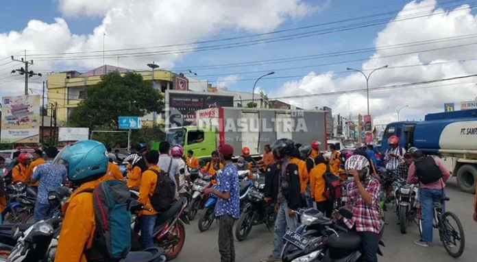 Mahasiswa Demo Tolak Peleburan Fakultas, Arus Lalu Lintas Sempat Tersendat