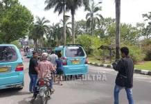 Aksi Tolak Grab Nyaris Ricuh, Supir Angkot Paksa Penumpang Turun Aksi Tolak Grab Nyaris Ricuh, Supir Angkot Paksa Penumpang Turun, grab kendari