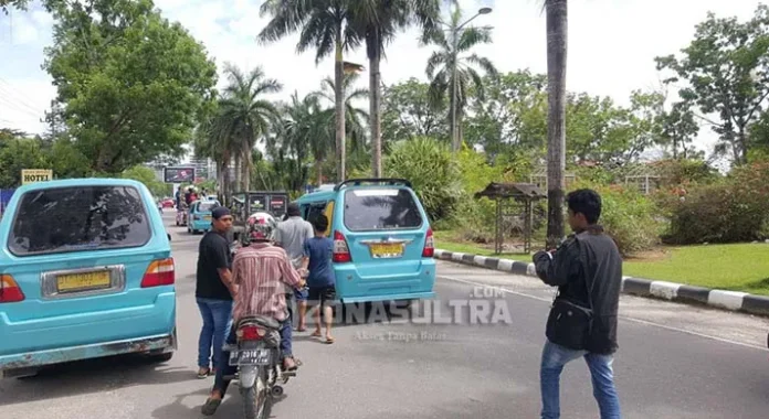 Aksi Tolak Grab Nyaris Ricuh, Supir Angkot Paksa Penumpang Turun, grab kendari