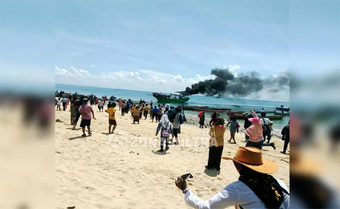 kapal_terbakar_bombana Bawa Penumpang Mau Hadiri Kunjungan Tina Nur Alam, KM Laworo Terbakar di Pulau Indo