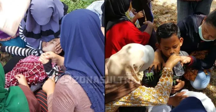 menangis_terharu Tak Kuasa Menahan Haru, Dua Anak Sahija Pingsan Saat Pemakaman