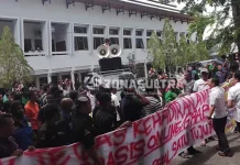 Tolak Grab, Sopir Taksi dan Angkot di Kendari Mengadu ke DPRD Sultra Tolak Grab, Sopir Taksi dan Angkot di Kendari Mengadu ke DPRD Sultra