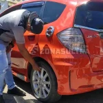 Supir Taxi Konvensional Kempiskan Ban Mobil yang Diduga Grab Supir Taxi Konvensional Kempiskan Ban Mobil yang Diduga Grab