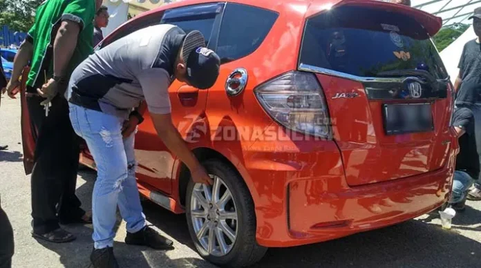 mobil_grab Supir Taxi Konvensional Kempiskan Ban Mobil yang Diduga Grab