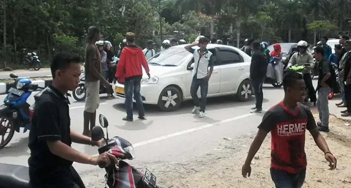 Aksi Mogok Tak Kompak, Sopir Angkot Ribut dengan Sopir Taksi