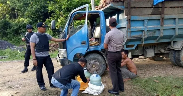 Polsek Lasolo Amankan Pria Pembawa Miras