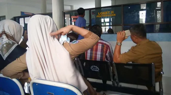 pajak_konsel Warga Keluhkan Lambatnya Proses Pembayaran Pajak di Kantor Samsat Konsel