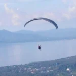 Mengenal Manado Skyline Tetempangan Hill, Surga Pencinta Paralayang Ilustrasi paralayang