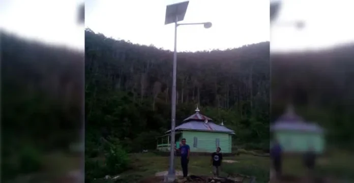 pemasangan_lampu Beri Kenyamanan Masyarakat, PT KMS 27 Dirikan PJU Tenaga Surya