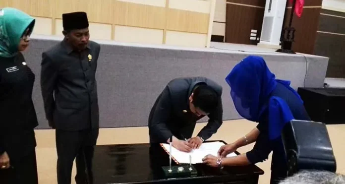 DPRD Serahkan Naskah KUA-PPAS ke Pemkot Kendari
