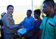 Tingkatkan Kesejahteraan Nelayan, ADP Serahkan Bantuan Sarana Perikanan di Nambo Tingkatkan Kesejahteraan Nelayan, ADP Serahkan Bantuan Sarana Perikanan di Nambo
