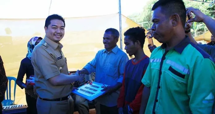 Tingkatkan Kesejahteraan Nelayan, ADP Serahkan Bantuan Sarana Perikanan di Nambo