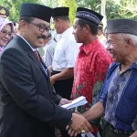 Bupati Wakatobi Beri Santunan 42 Orang Keluarga Veteran Bupati Wakatobi Beri Santunan 42 Orang Keluarga Veteran