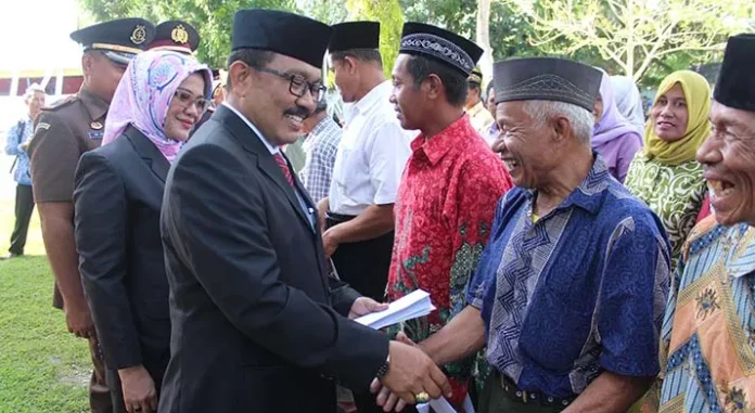 Bupati Wakatobi Beri Santunan 42 Orang Keluarga Veteran