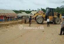 Lumpur Dibersihkan, Murid SD 1 Besu Kembali ke Sekolah Lumpur Dibersihkan, Murid SD 1 Besu Kembali ke Sekolah