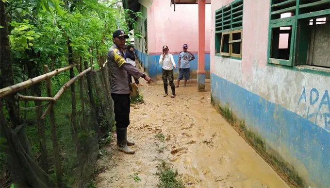 Lumpur Dibersihkan, Murid SD 1 Besu Kembali ke Sekolah
