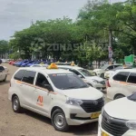 Tolak Kehadiran Grab, Ratusan Taksi Parkir di Eks MTQ Kendari Tolak Kehadiran Grab, Ratusan Taksi Parkir di Eks MTQ Kendari