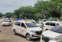 Tolak Kehadiran Grab, Ratusan Taksi Parkir di Eks MTQ Kendari Tolak Kehadiran Grab, Ratusan Taksi Parkir di Eks MTQ Kendari