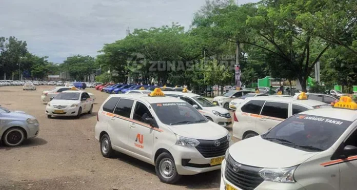 Tolak Kehadiran Grab, Ratusan Taksi Parkir di Eks MTQ Kendari