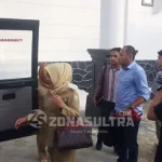 Diduga Korupsi, Dua Tersangka Mantan Penjabat KPID Sultra Ditahan Kejaksaan Negeri (Kejari) Kota Kendari akhirnya resmi menahan mantan Sekretaris Komisi Penyiaran Indonesia Daerah (KPID) Sulawesi Tenggara (Sultra) Zahra Nurdin dan Suarti mantan bendahara KPID, tersangka kasus dugaan korupsi pemotongan anggaran lembaga itu di tahun 2015.