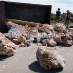 Ban Meletus, Truk Pengangkut Material Batu Terbalik Ban Meletus, Truk Pengangkut Material Batu Terbalik