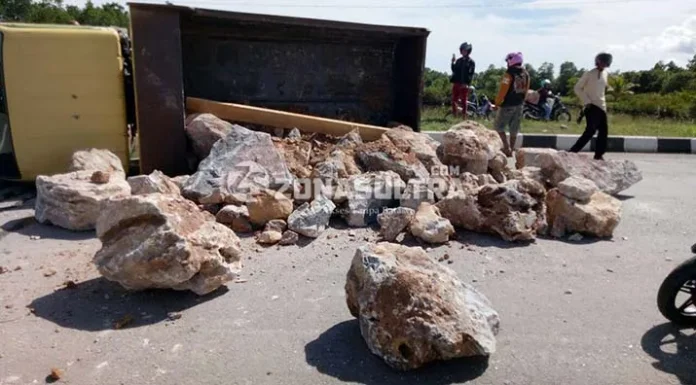 Ban Meletus, Truk Pengangkut Material Batu Terbalik
