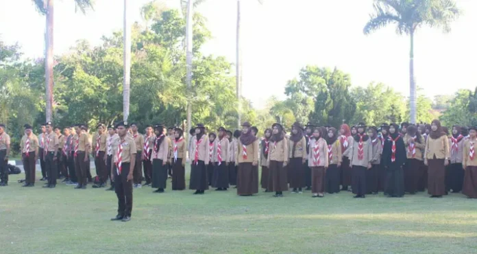 upacara_racana_uho RACANA UHO - Sebanyak 111 orang resmi diangkat sebagai anggota Racana pramuka Universitas Halu Oleo (UHO) melalui acara Open Recruitment Ambalan Racana Pramuka UHO pada Sabtu (4/11/2017) sore di lapangan rektorat UHO. (Foto : Istimewa)