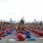 Panjat Pinang di Laut dan Tarian Kolosal Hebohkan Festival Wakatobi Wave 2017 Panjat Pinang di Laut dan Tarian Kolosal Hebohkan Festival Wakatobi Wave 2017