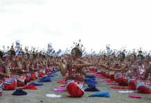 Panjat Pinang di Laut dan Tarian Kolosal Hebohkan Festival Wakatobi Wave 2017 Panjat Pinang di Laut dan Tarian Kolosal Hebohkan Festival Wakatobi Wave 2017