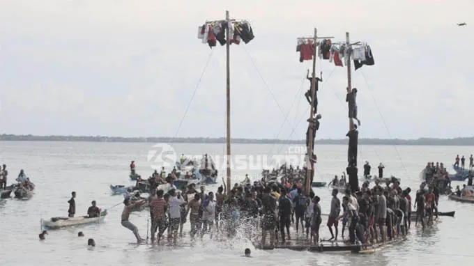 wakatobi_wafe_2017_panjat_pinang Lomba Panjat Pinang di Atas Laut Meriahkan Wakatobi Wave