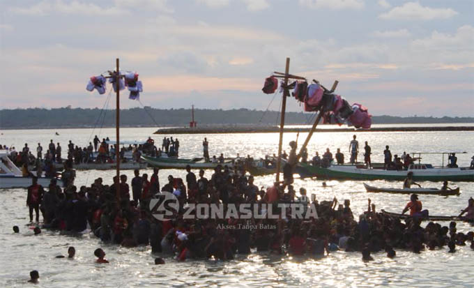 Lomba Panjat Pinang di Atas Laut Meriahkan Wakatobi Wave