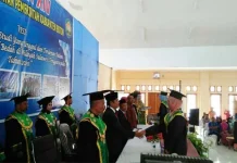 Hadiri Wisuda Akper Buton, La Bakry Imbau Kuasai Bahasa Asing Hadiri Wisuda Akper Buton, La Bakry Imbau Kuasai Bahasa Asing