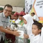 Sekitar 300 Siswa di Pomalaa Terima Beasiswa PT Antam Sekitar 300 Siswa di Pomalaa Terima Beasiswa PT Antam