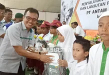 Sekitar 300 Siswa di Pomalaa Terima Beasiswa PT Antam Sekitar 300 Siswa di Pomalaa Terima Beasiswa PT Antam