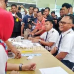 BNNP Sultra Gelar Tes Urine ke Sejumlah Personil Maskapai di Bandara Haluoleo BNNP Sultra Gelar Tes Urine ke Sejumlah Personil Maskapai di Bandara Haluoleo