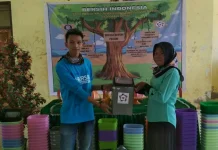 Genbi Sultra Bagikan 86 Tong Sampah Untuk Masyarakat Desa Sama Jaya