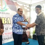 PWI Sultra Serahkan PIN Emas ke Kajari Kolaka PWI Sultra Serahkan PIN Emas ke Kejari Kolaka