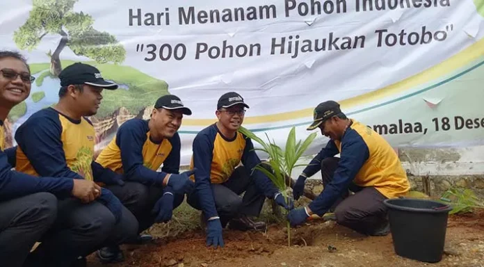 ANTAM UBPN Sultra Gelar Aksi Gerakan 300 pohon Hijaukan Desa Totobo