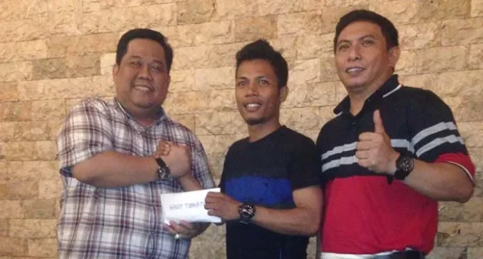 Naik Podium di Kejurnas Motoprix, IMI Sultra Serahkan Bonus ke Handy Tuahatu