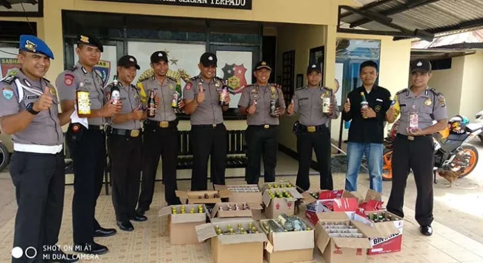 cipkon_konut Operasi Cipta Kondisi, Polsek Lasolo Amankan 155 Botol Miras