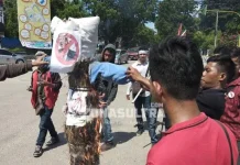 Massa Bela Palestina di Kendari Bakar Boneka Donal Trump Massa Bela Palestina di Kendari Bakar Boneka Donal Trump